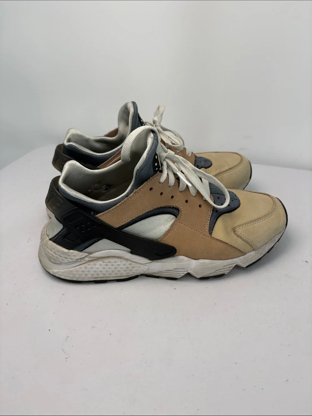 📪 Nike Air Huarache Beige, Gray & Black sneakers, athletic shoes, tennis shoes